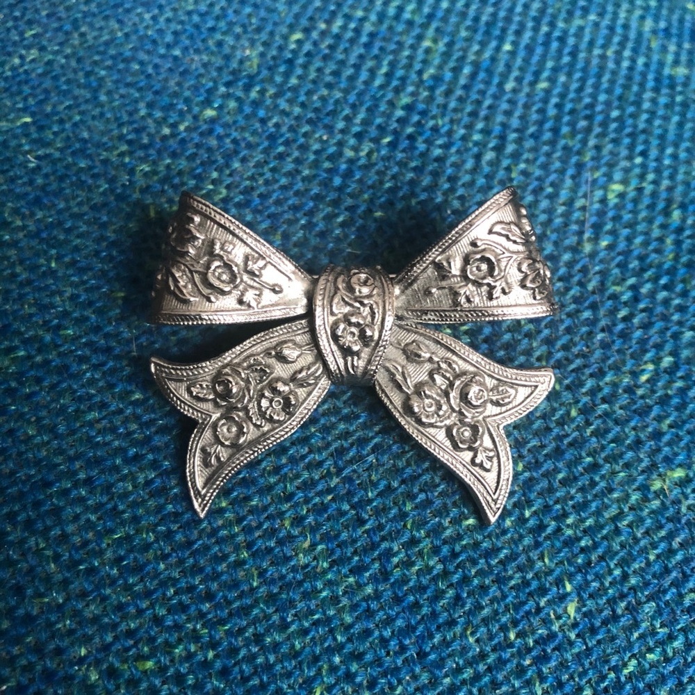 Vtg Silver Toned Bow tie Brooch